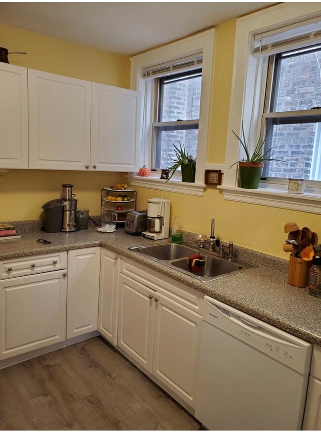 Foto del edificio - 5443 N St Louis Ave