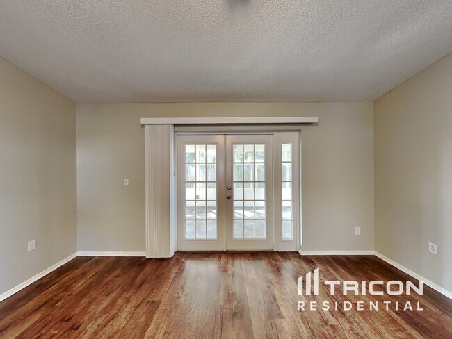 Building Photo - 1010 Pine Ridge Circle Brandon FL