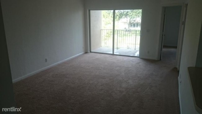 Building Photo - 1165 Golden Lakes Blvd