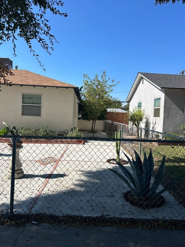 Building Photo - Bring your family to this lovely cottage s...