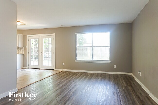 Foto del edificio - 7311 Village Lake Dr