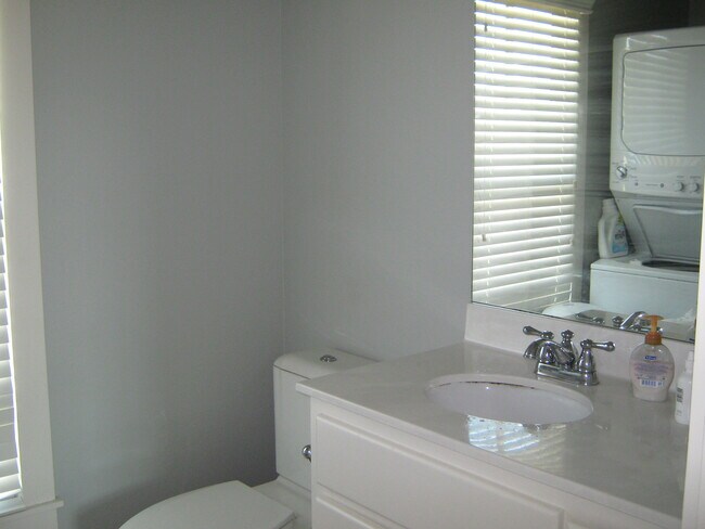 Baño con ducha a ras de suelo - 915 Reynolds Ave
