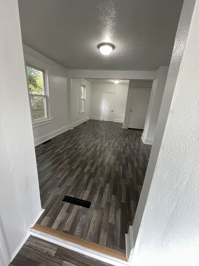 Building Photo - Available Now Great Home with Tons of Storage
