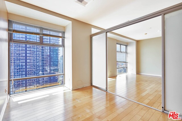 Foto del edificio - 801 S Grand Ave
