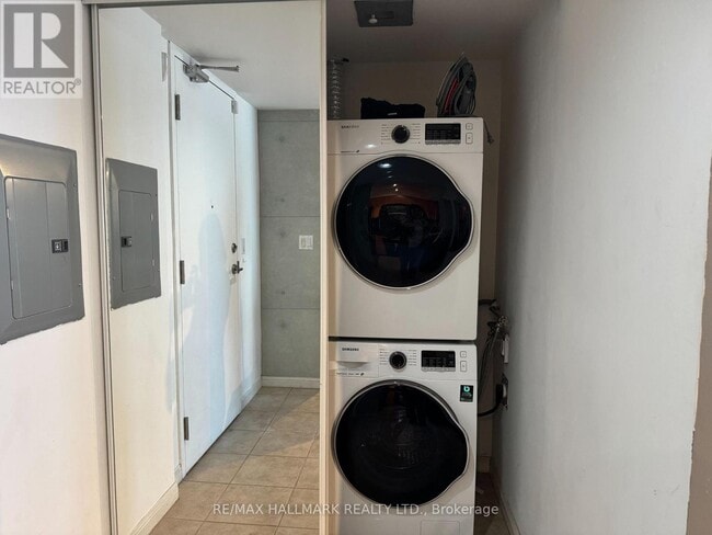 Building Photo - 330 Adelaide St E