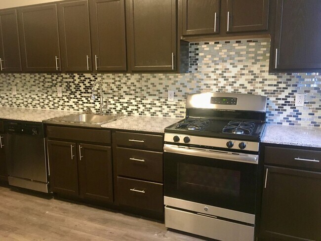 Foto del edificio - *** Duplex Style Apartment * Pet Friendly * Renovated * Available Now * Granite Counters * Stainl...