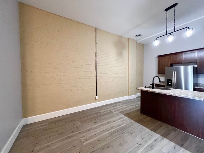 Building Photo - 2 Bedroom/1 Bathroom Unit in Delavan!