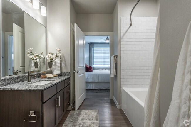 Foto del edificio - Free Living, Extra Spending – 8 Weeks Off ...