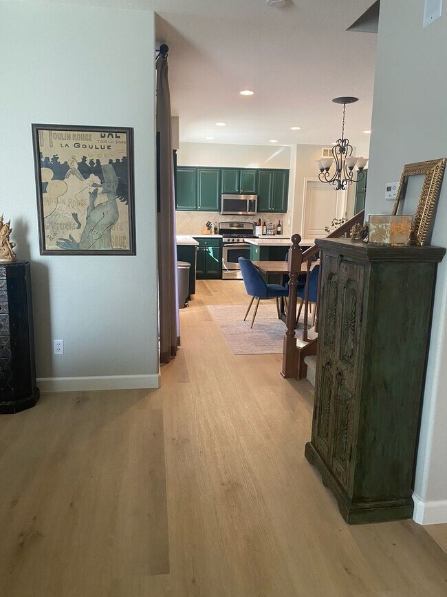 Foto del edificio - COMING SOON! Spacious 4-Bedroom Townhome w...