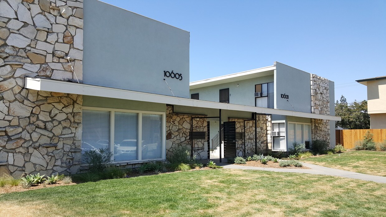 Primary Photo - 10601 Parrot Ave