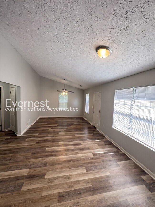 Foto del edificio - 1230 Creek View Ct