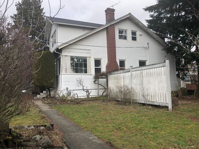 Building Photo - 4 Bed 2 Bath Beacon Hill Home with Large F...
