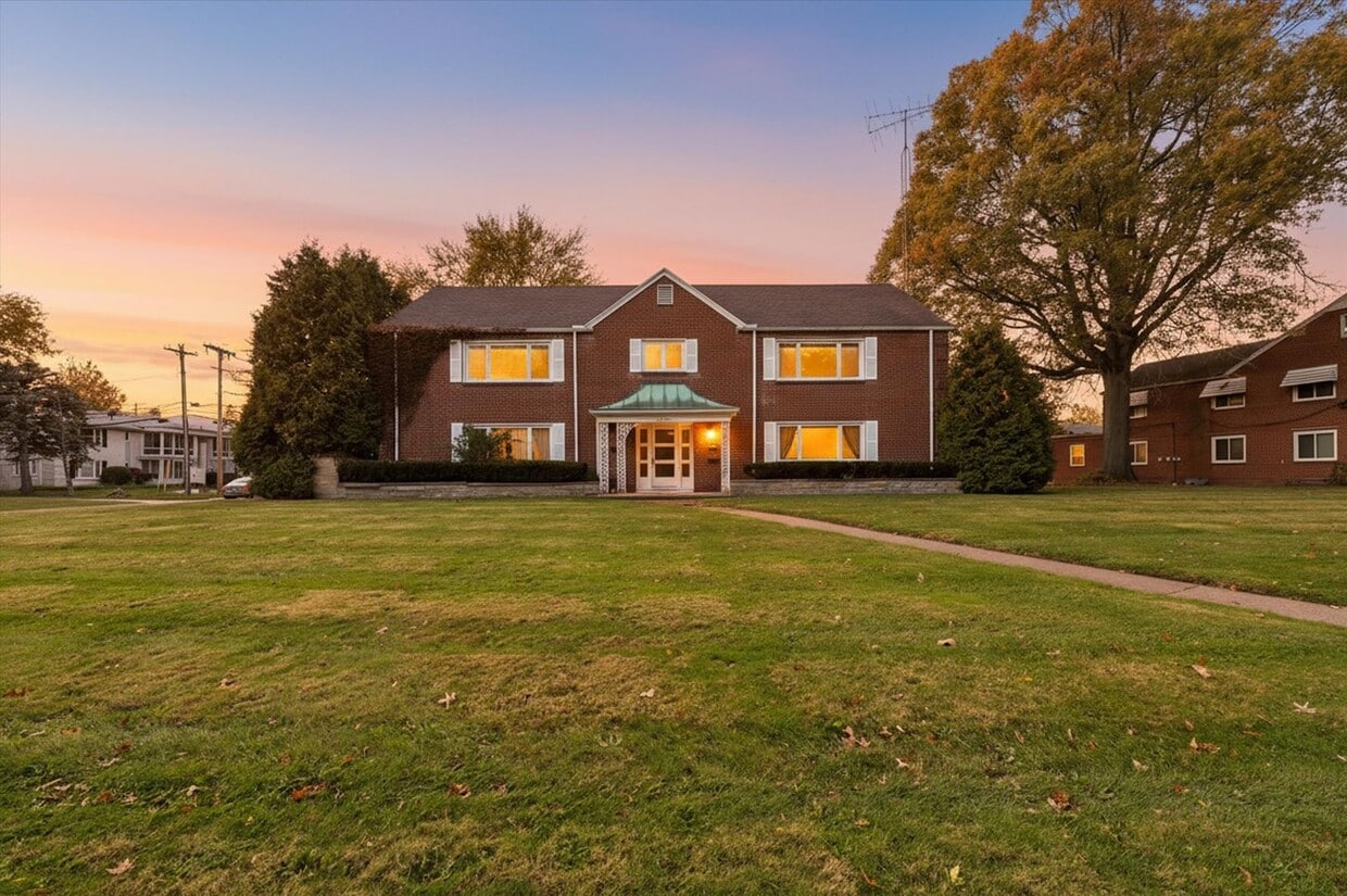 Primary Photo - 2127 Collinway St