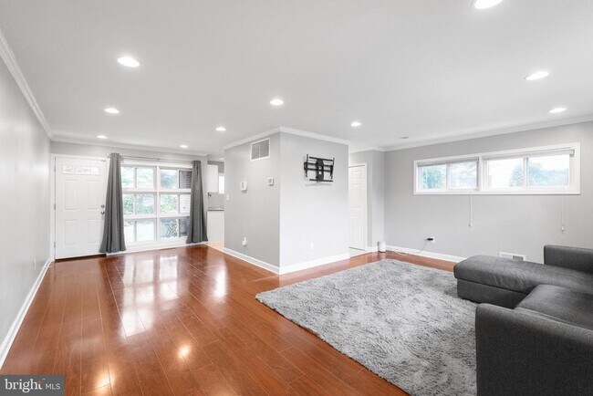 Building Photo - 5922 Charnwood Rd