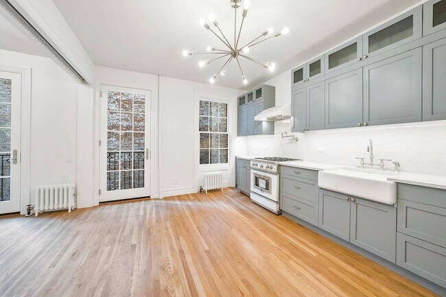 Building Photo - 422 Hudson St