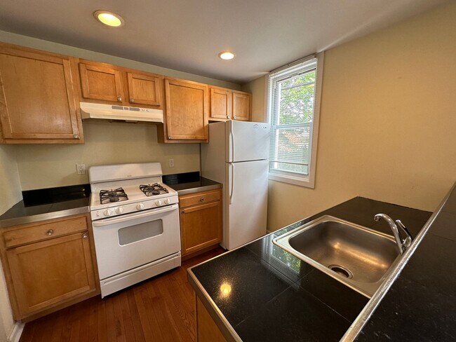 Foto del edificio - Available August 1, 2025; Lease will end J...