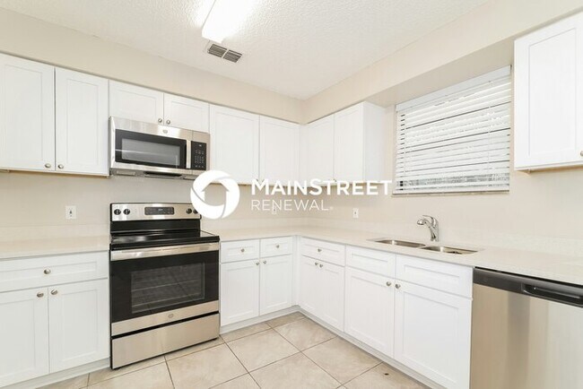 Building Photo - 4 Bedroom Pet-Friendly Home in auburndale, FL with Main Street Renewal