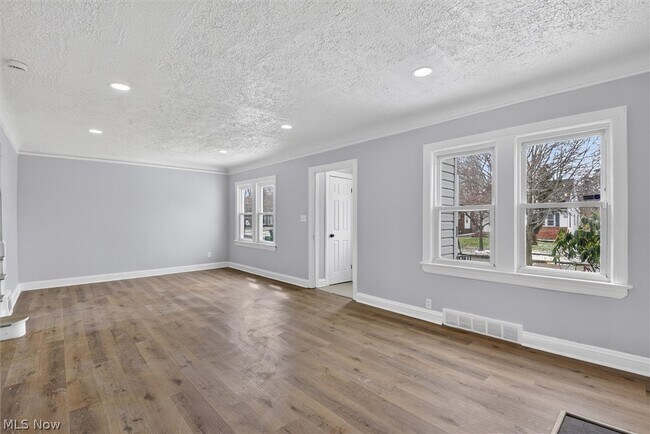 Foto del edificio - 231 E 210th St