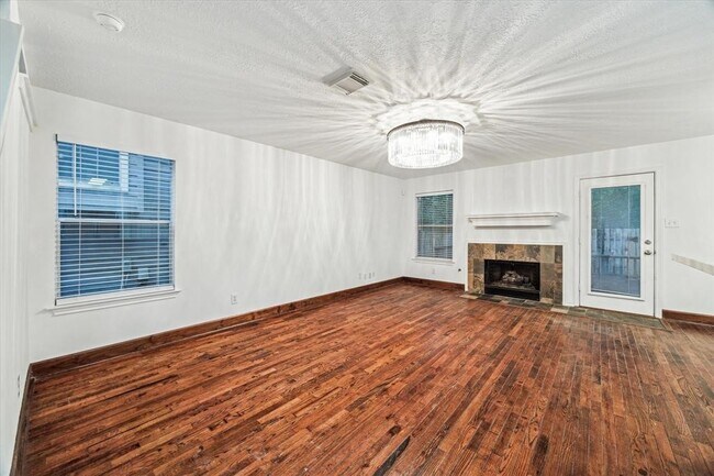 Foto del edificio - 227 Blushwood Pl