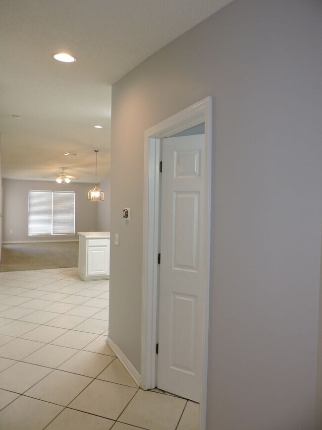 Foto del edificio - Easy access to interstate, shopping & hospitals!