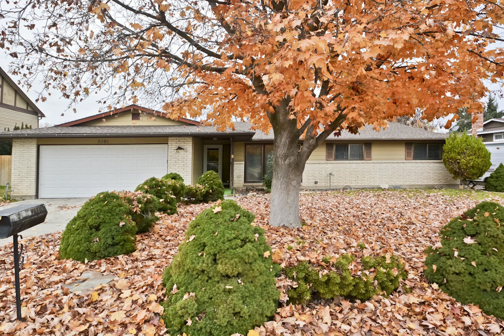 Primary Photo - 3 Bedroom 2 Bathroom home in SW Boise