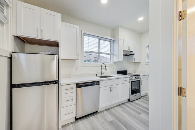 Foto del edificio - 80 Harris Place; 38416 Mission Boulevard F...