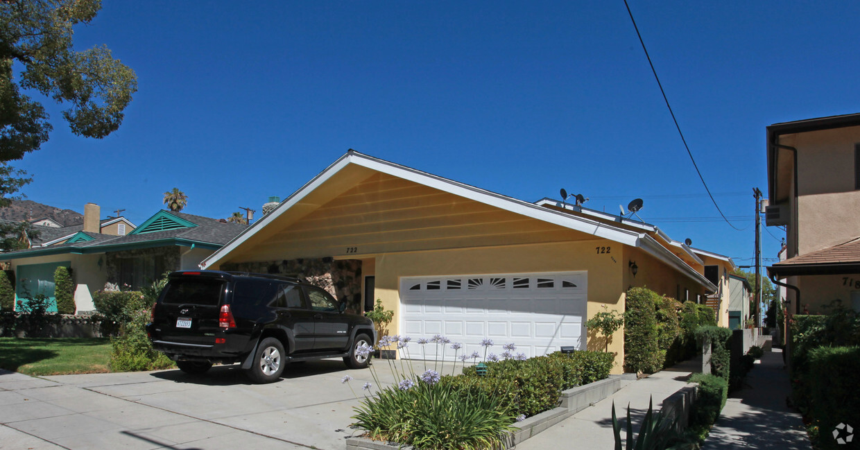 Building Photo - 722 E Angeleno Ave