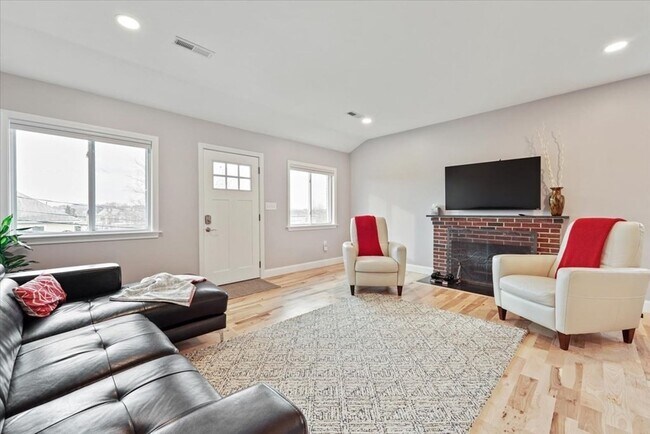 Foto del edificio - 90 Stoneleigh Rd