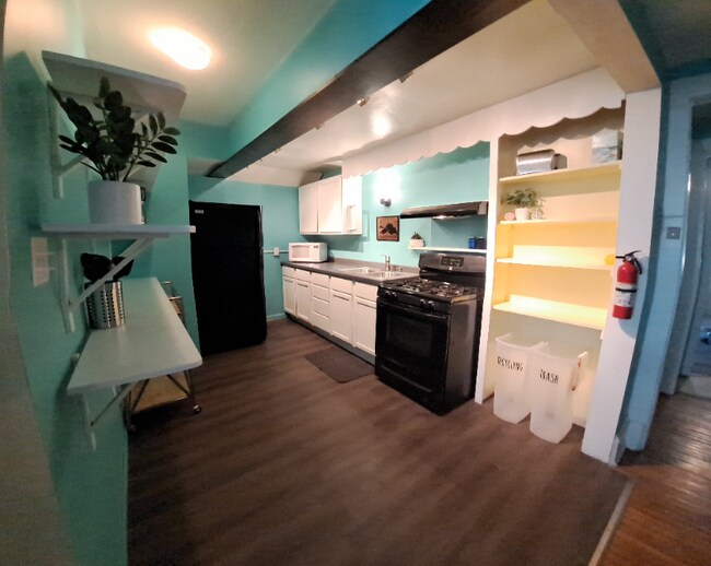 Building Photo - 1721 E 1st St