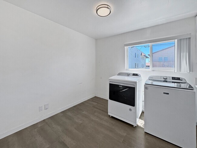 Building Photo - Bright & Modern 2B/1BA Upstairs Unit in th...