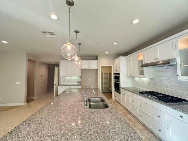 Foto del edificio - 5 BEDROOM HOME FOR LEASING IN Ontario