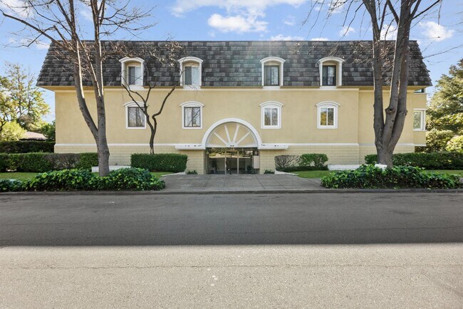 Building Photo - Silicon Valley living at its Finest.