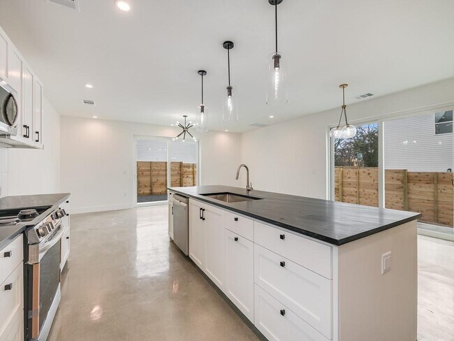 Foto del edificio - 7006 Bennett Ave