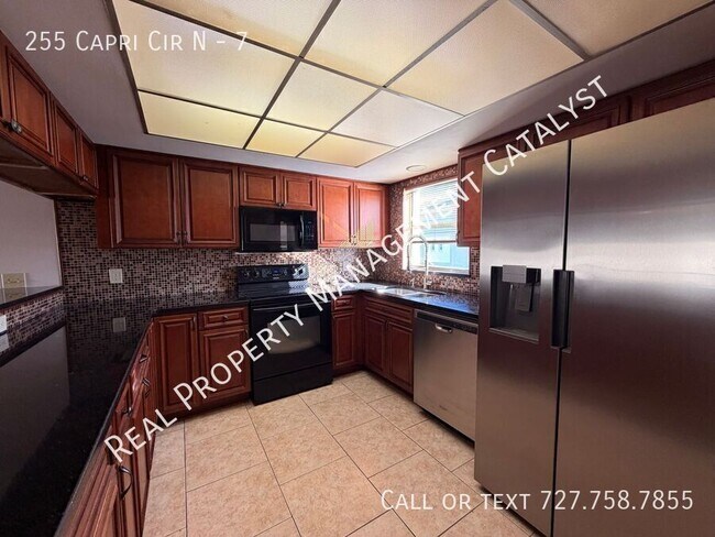 Foto del edificio - 255 Capri Cir N