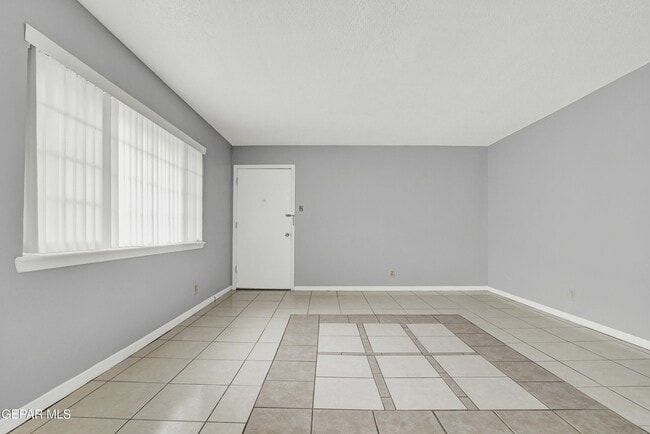 Building Photo - 333 Eubank Ct