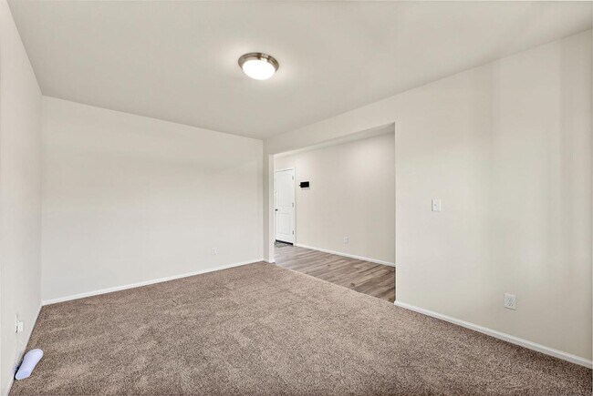 Building Photo - Modern 2023-Built Home with Huge Loft & En...