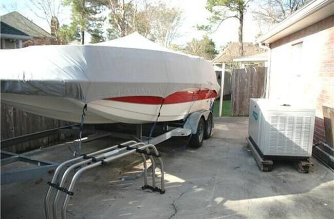 Estacionamiento trasero - 514 River Oaks Dr