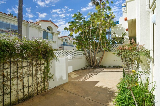 Foto del edificio - 6453 Zuma View Pl