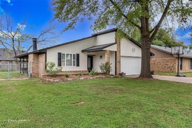 Building Photo - 4700 Longstreet Pl