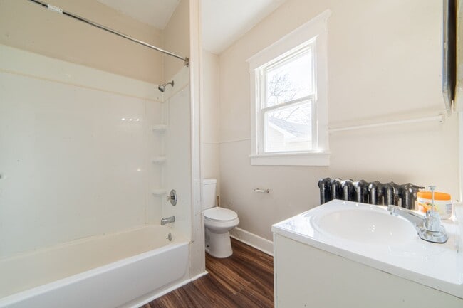 Building Photo - 426 W Peach St