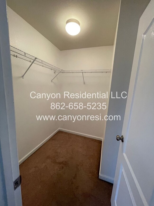 Foto del edificio - Great Location the spacious 3BR 3BA won't last long!