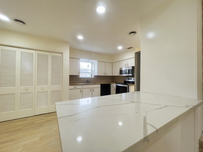 Foto del edificio - 7710 Romney Rd