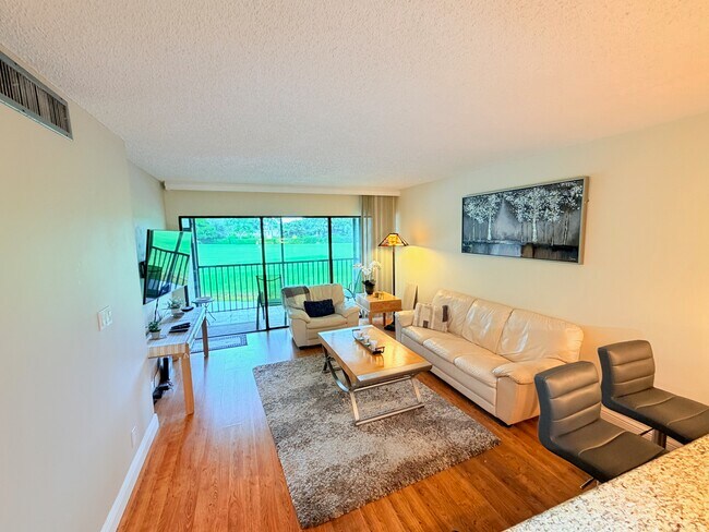 Building Photo - 451 Greensward Ln
