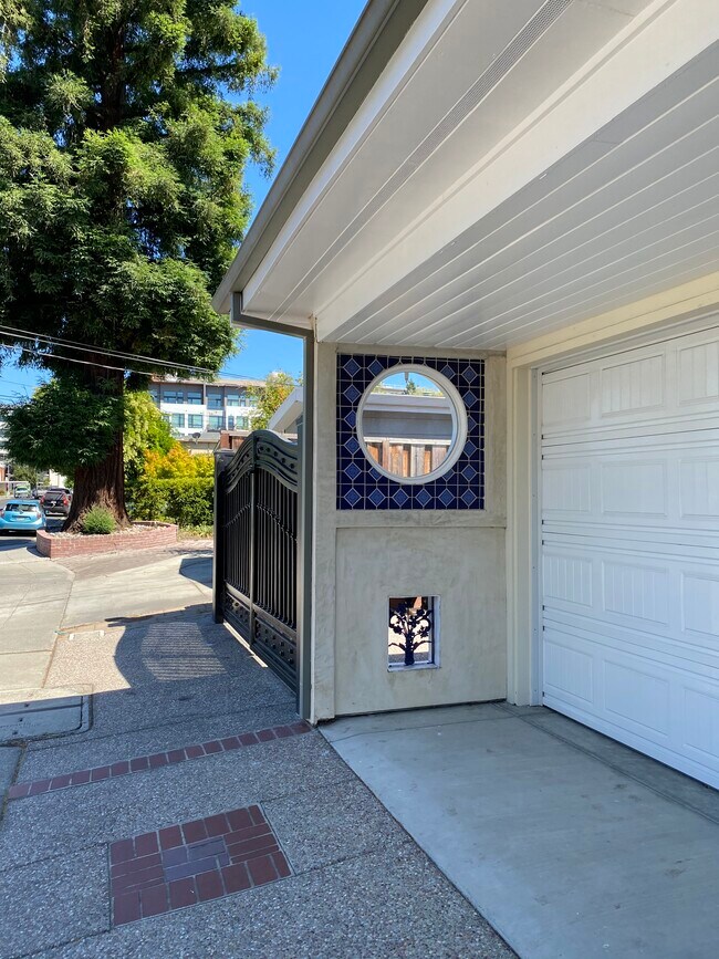 Building Photo - 409 Del Medio Ave