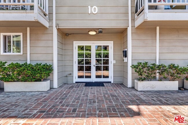 Building Photo - 10 19th Ave