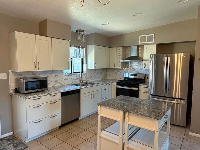 Building Photo - 3 bedroom 2 bath Next to PDS Elementary Sc...