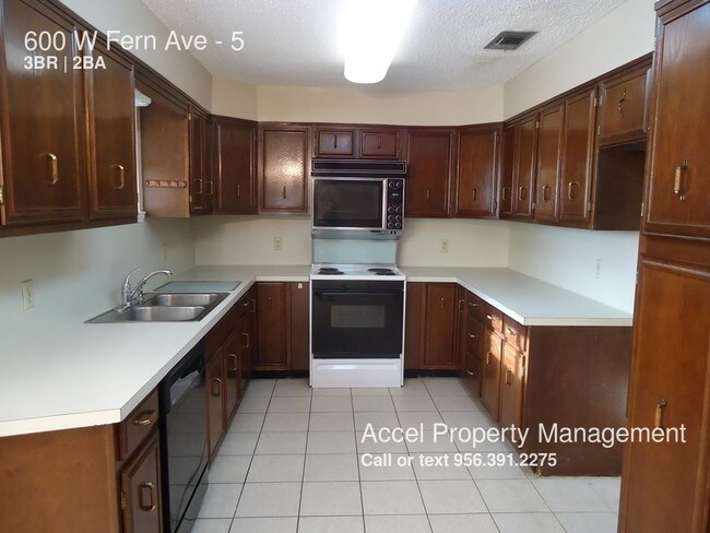 Building Photo - 600 W Fern Ave
