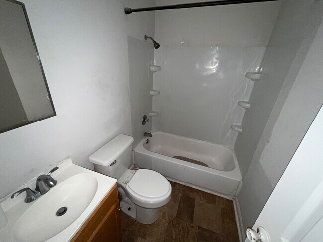 Building Photo - 4844 Linden St