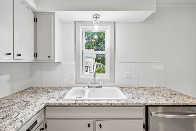 Building Photo - 135 16th Ave NE