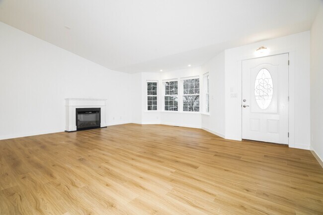 Foto del edificio - 3 bed 2 bath Home with Lake Views for Rent